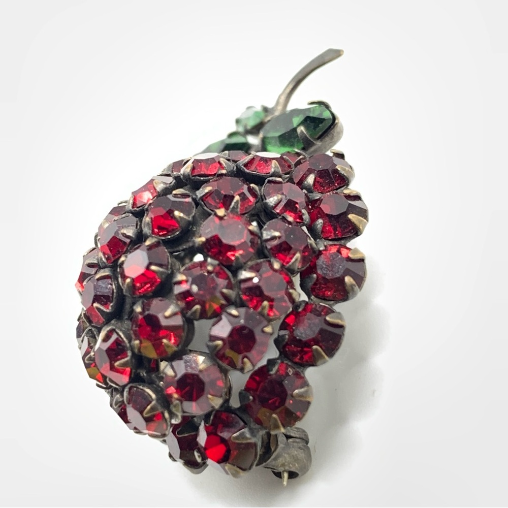 Rare Beautiful Vintage unsigned Schreiner NY strawberry Rhinestone Brooch - Picture 2 of 8